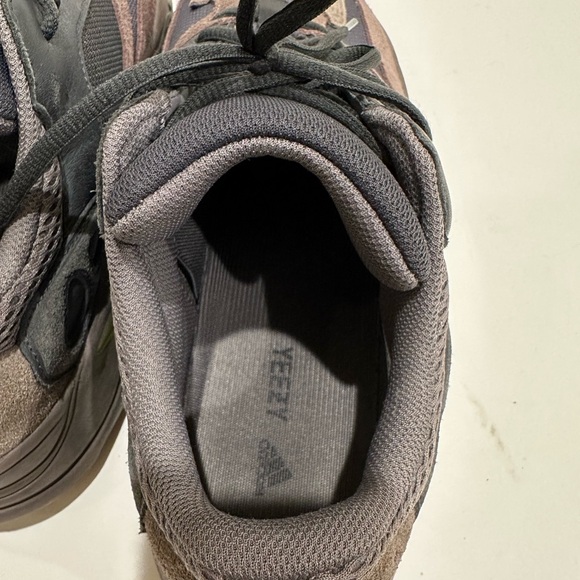 Authentic Men’s Yeezy boost 700 - Picture 7 of 9